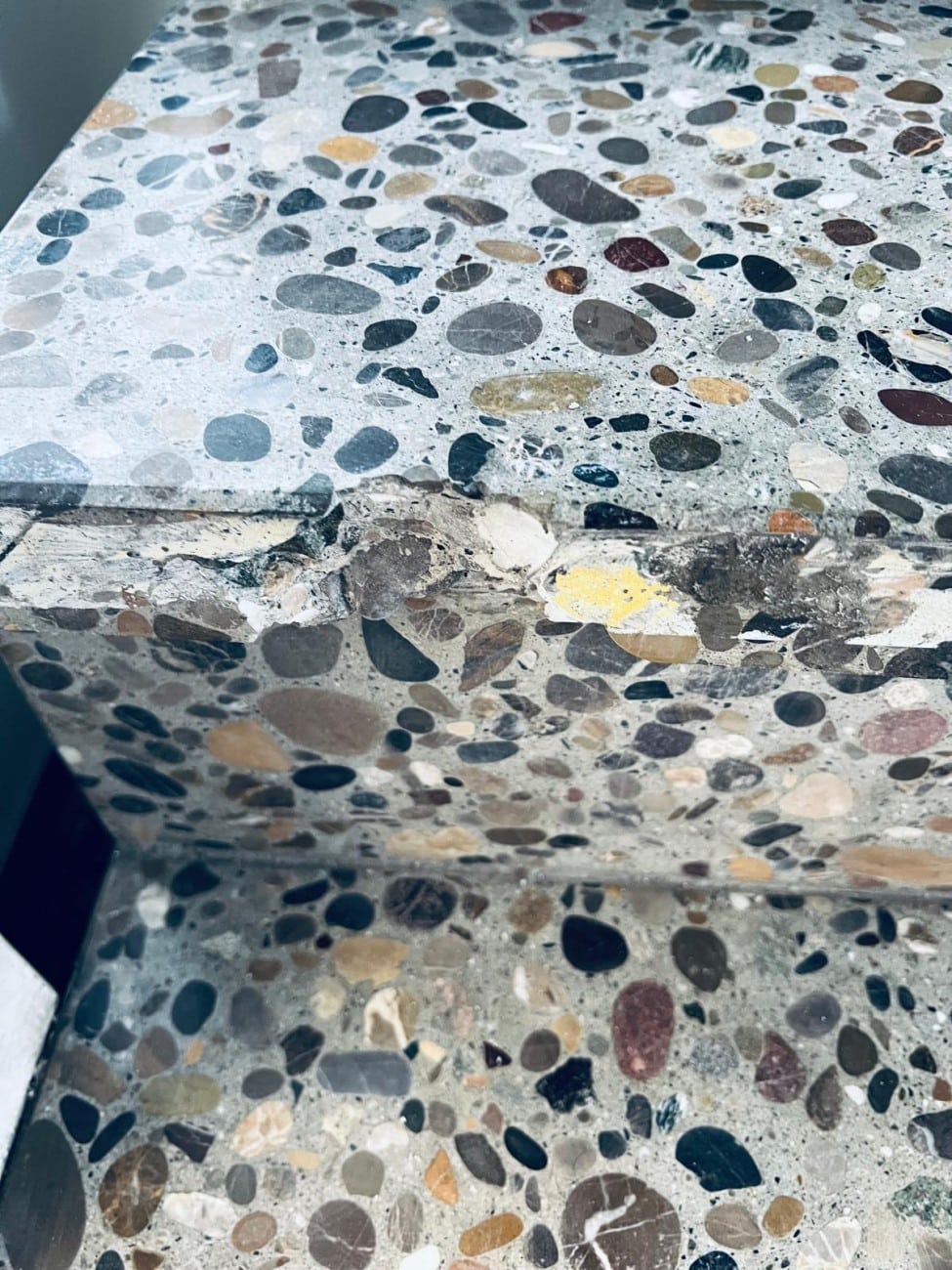 Polierte Terrazzo-Treppe mit bunten Steinchen, moderne Innenarchitektur, Detailansicht der Oberfläche.
